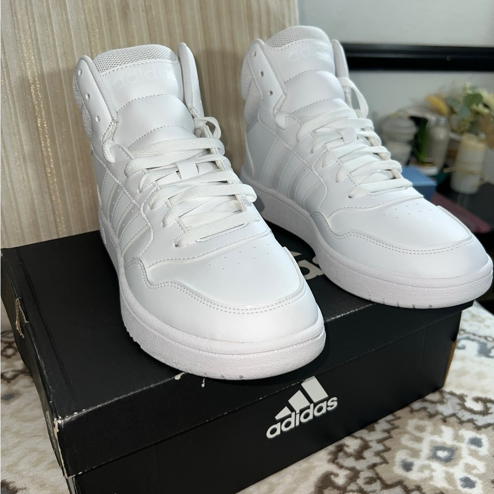 NWTs- UNISEX: Adorable Adidas White Sneakers Classic Athletic Design 🤍🤍🤍